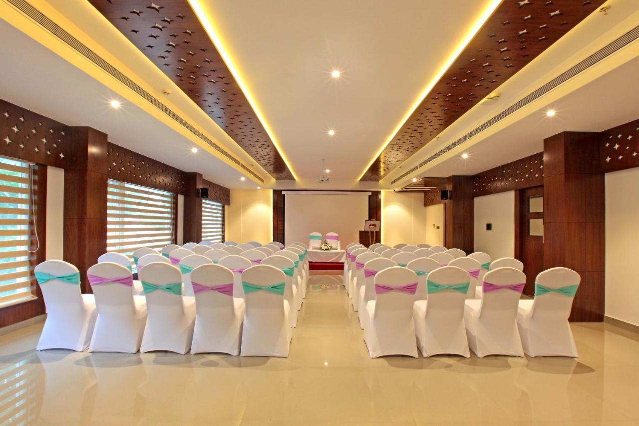 Hotel Ceasar Palace Thodupuzha Exterior photo